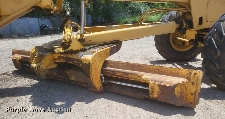 image for item DR4883 1985 John Deere  670A motor grader