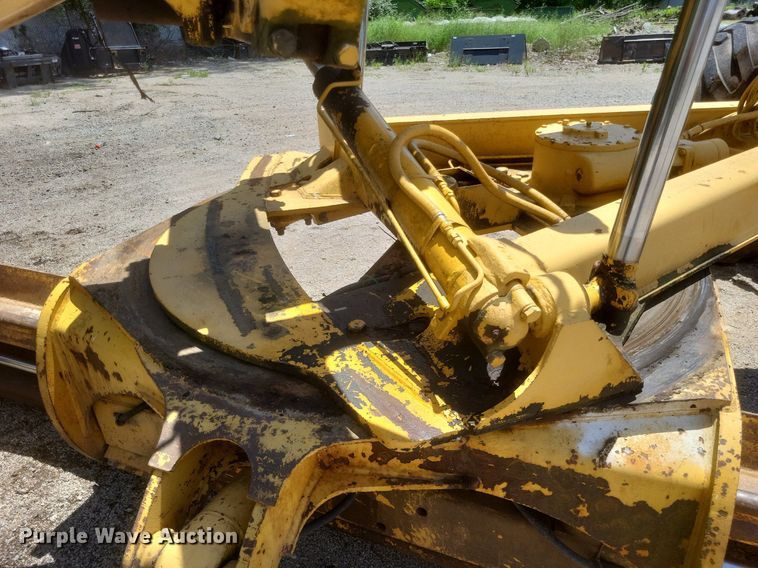 image for item DR4883 1985 John Deere  670A motor grader