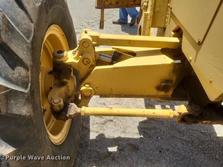 image for item DR4883 1985 John Deere  670A motor grader