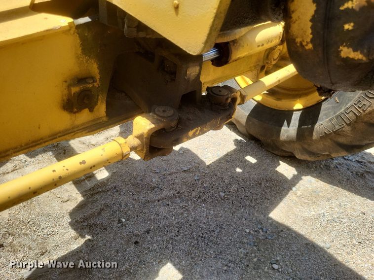 image for item DR4883 1985 John Deere  670A motor grader