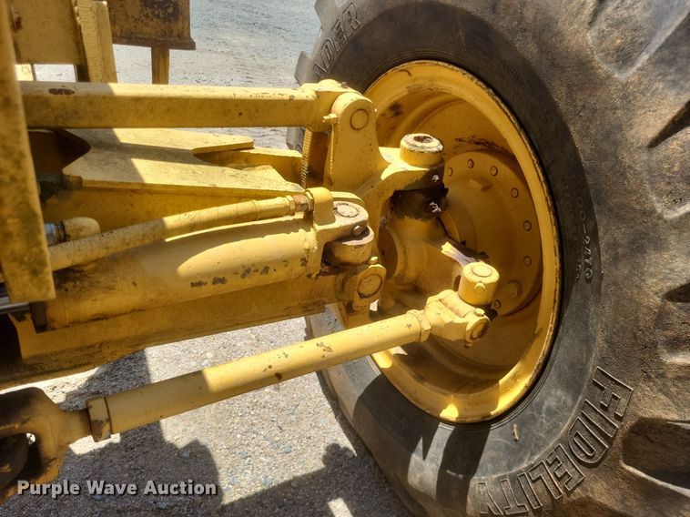 image for item DR4883 1985 John Deere  670A motor grader