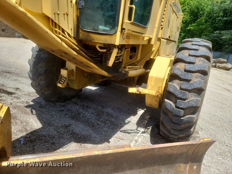 image for item DR4883 1985 John Deere  670A motor grader