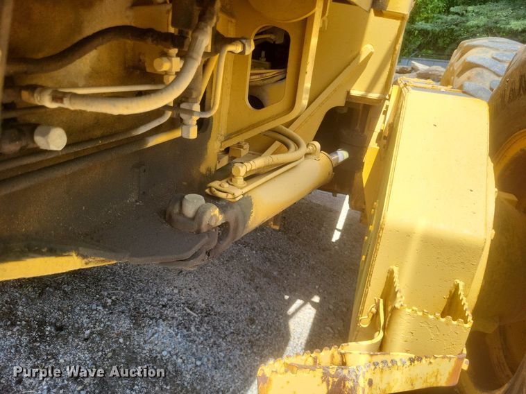 image for item DR4883 1985 John Deere  670A motor grader