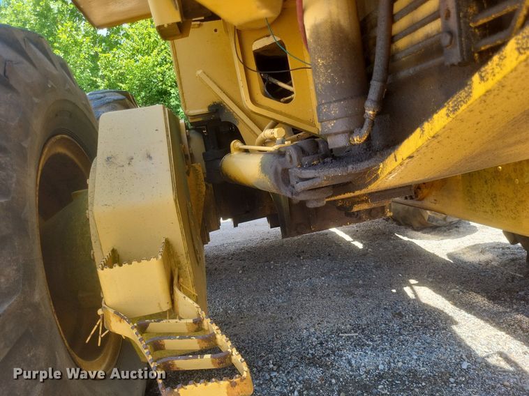 image for item DR4883 1985 John Deere  670A motor grader