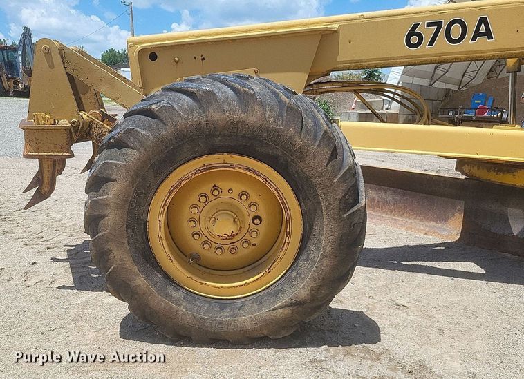 image for item DR4883 1985 John Deere  670A motor grader