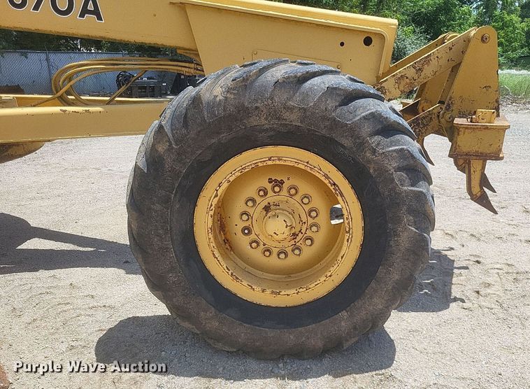 image for item DR4883 1985 John Deere  670A motor grader