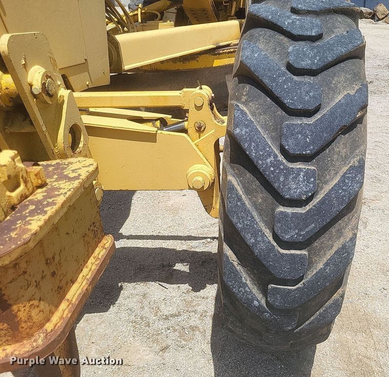 image for item DR4883 1985 John Deere  670A motor grader