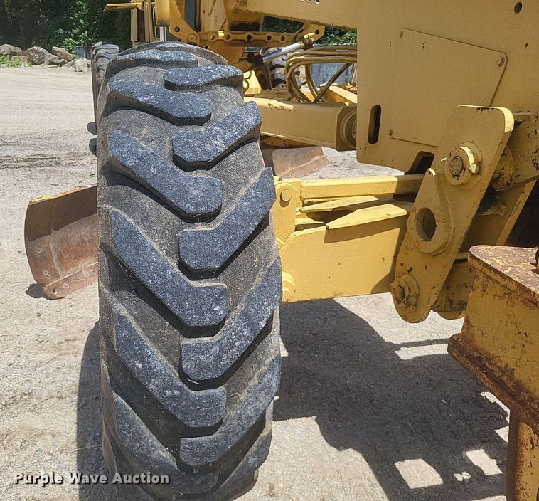 image for item DR4883 1985 John Deere  670A motor grader