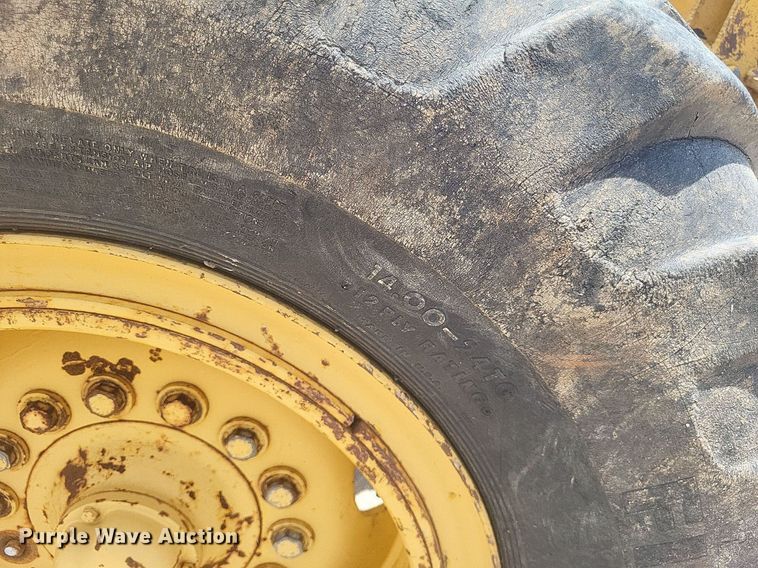 image for item DR4883 1985 John Deere  670A motor grader