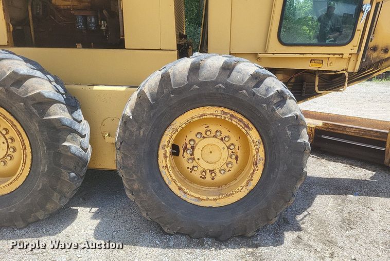 image for item DR4883 1985 John Deere  670A motor grader