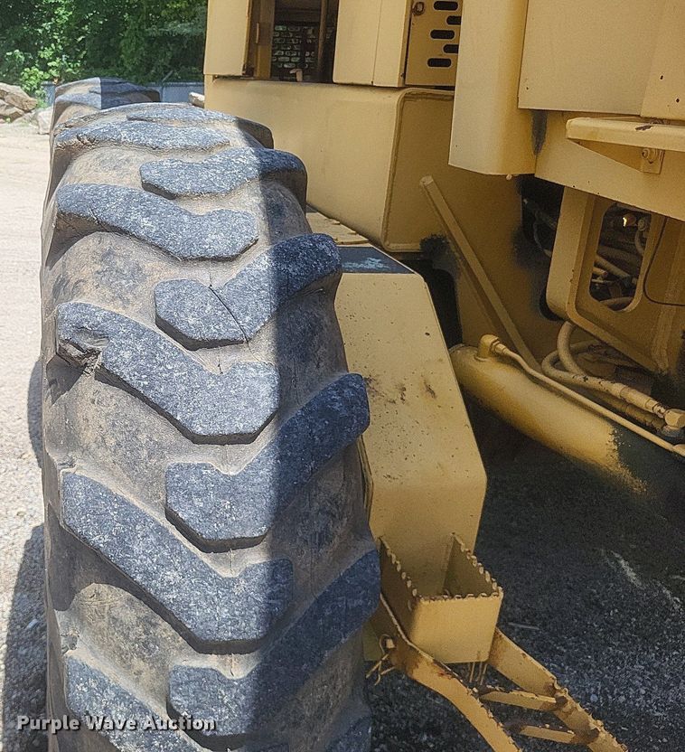 image for item DR4883 1985 John Deere  670A motor grader