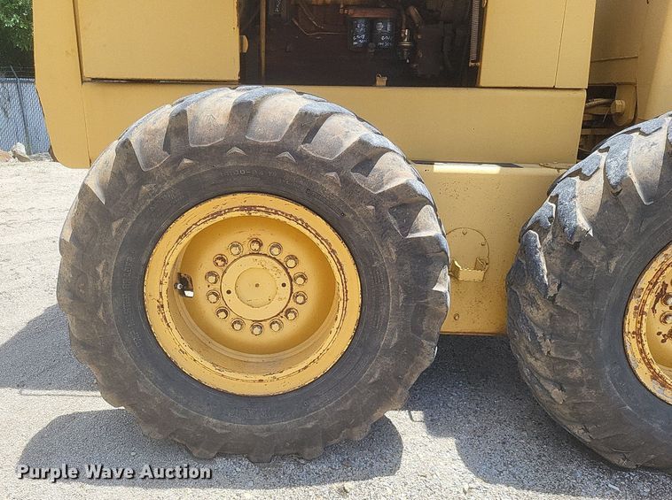 image for item DR4883 1985 John Deere  670A motor grader