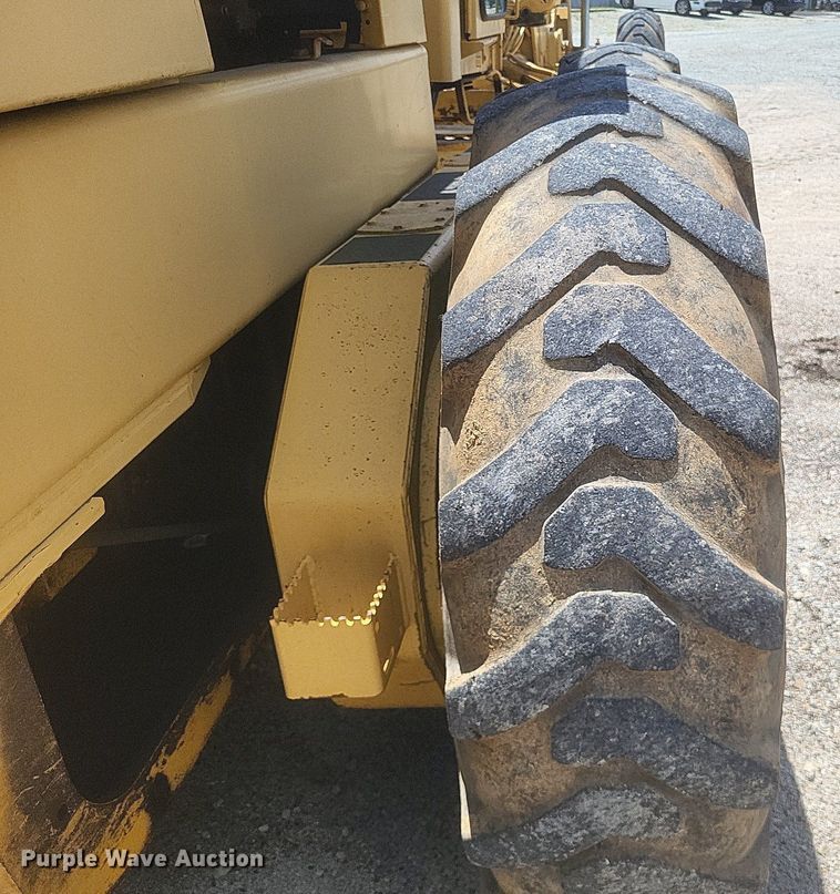 image for item DR4883 1985 John Deere  670A motor grader