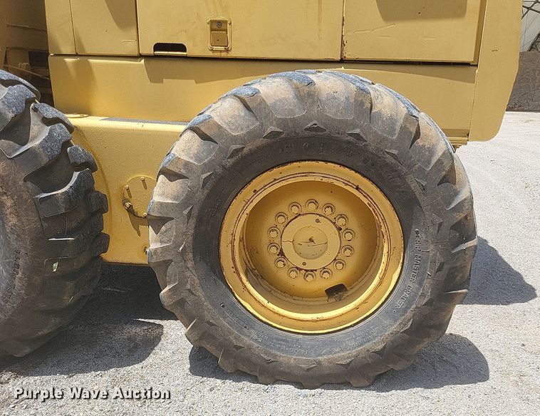 image for item DR4883 1985 John Deere  670A motor grader