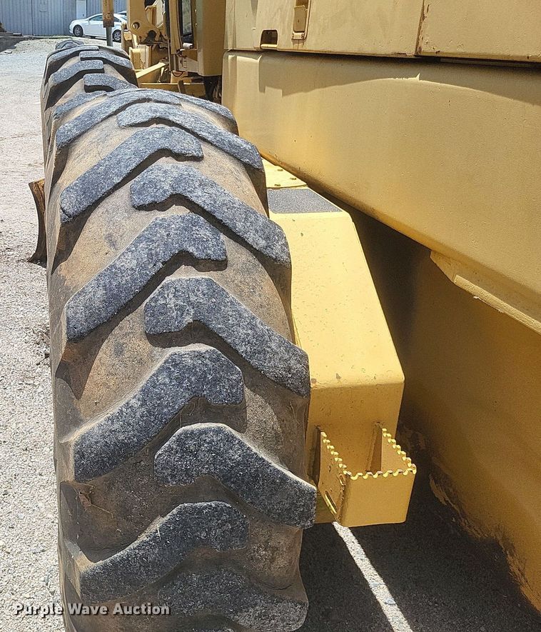 image for item DR4883 1985 John Deere  670A motor grader