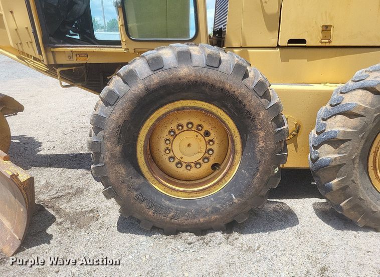 image for item DR4883 1985 John Deere  670A motor grader