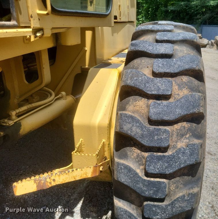 image for item DR4883 1985 John Deere  670A motor grader