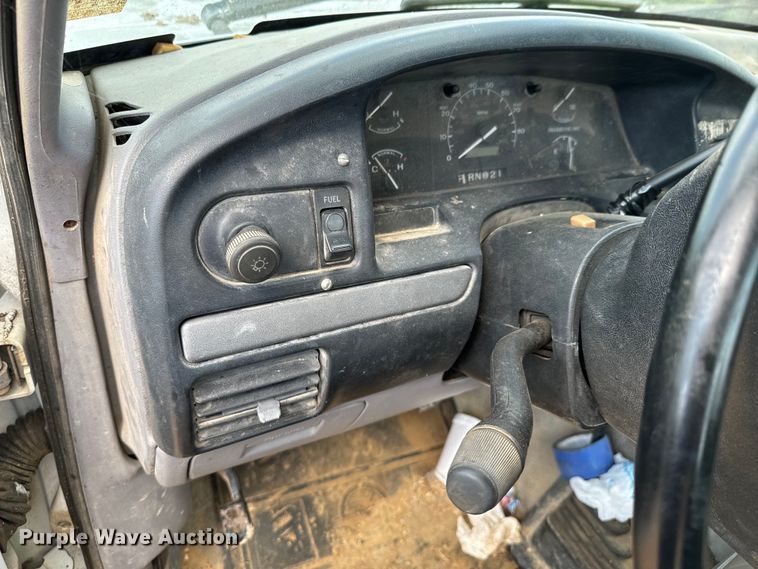 image for item DX0922 1995 Ford F150 pickup truck