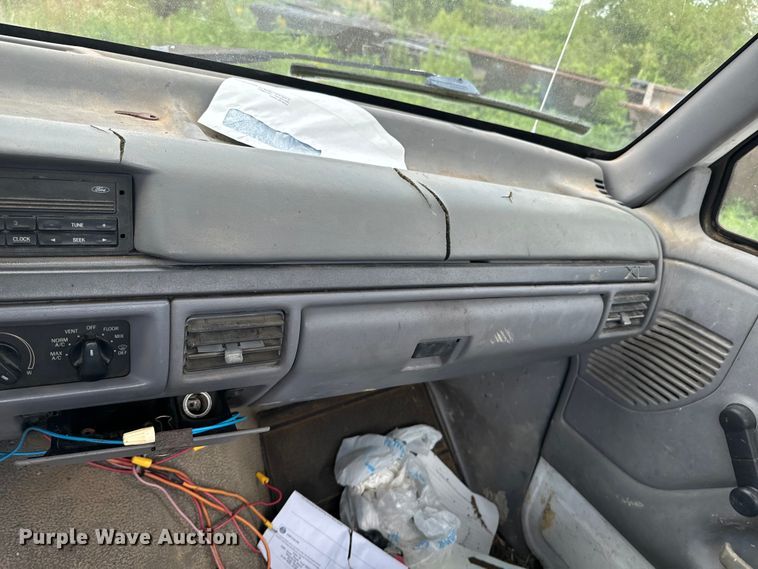 image for item DX0922 1995 Ford F150 pickup truck