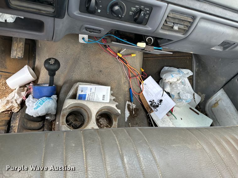 image for item DX0922 1995 Ford F150 pickup truck