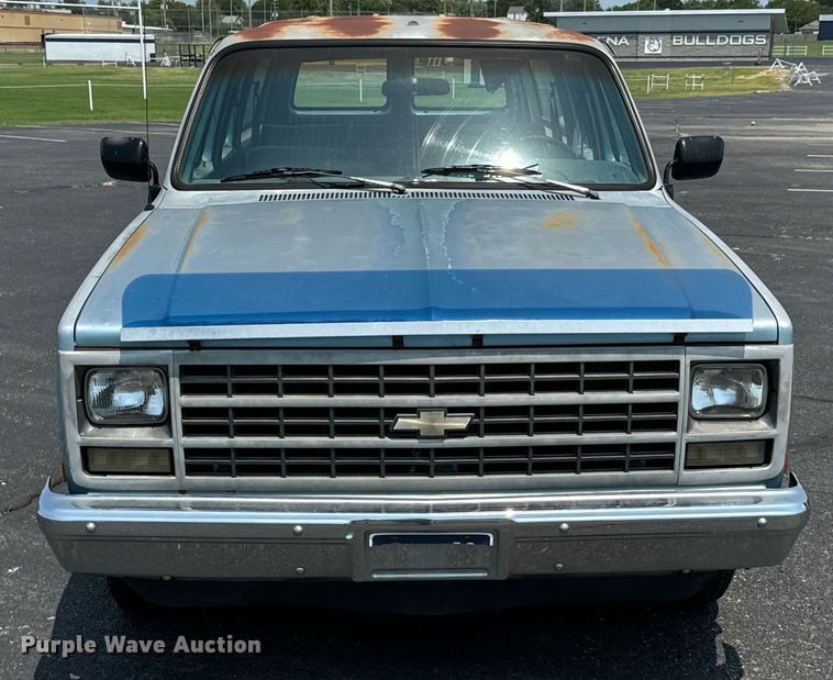 image for item DX0948 1991 Chevrolet Suburban 1500 SUV