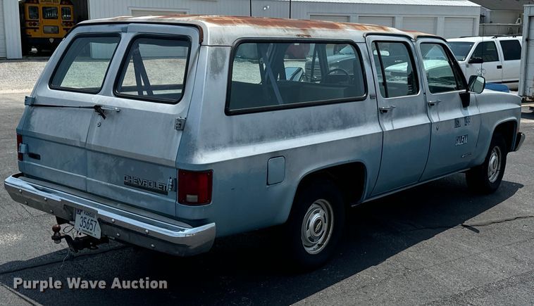 image for item DX0948 1991 Chevrolet Suburban 1500 SUV