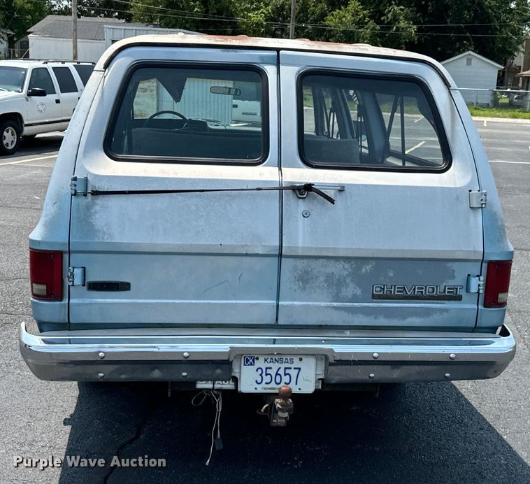 image for item DX0948 1991 Chevrolet Suburban 1500 SUV