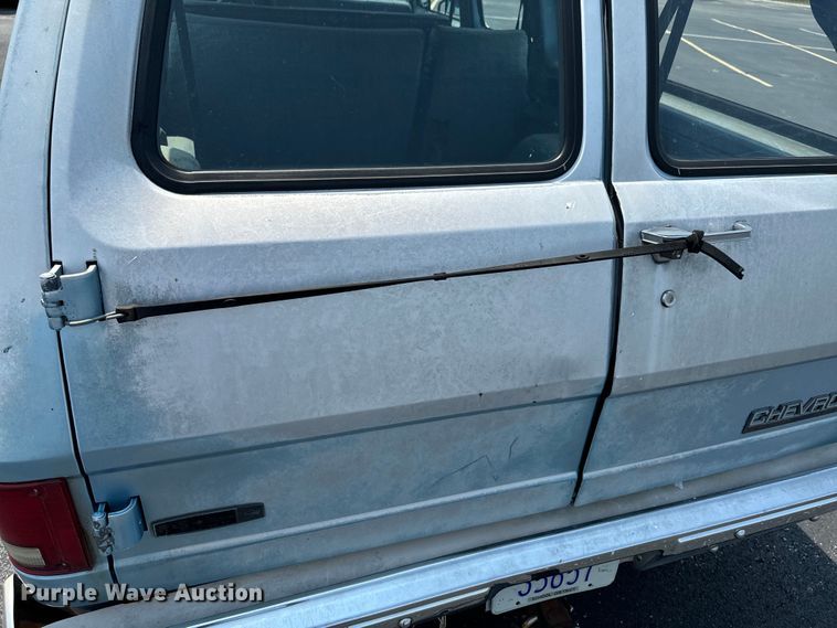 image for item DX0948 1991 Chevrolet Suburban 1500 SUV