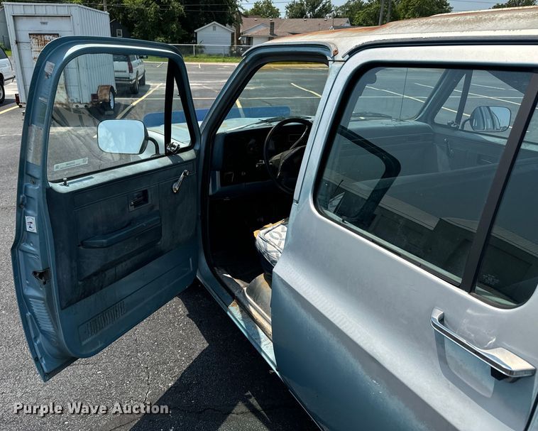 image for item DX0948 1991 Chevrolet Suburban 1500 SUV