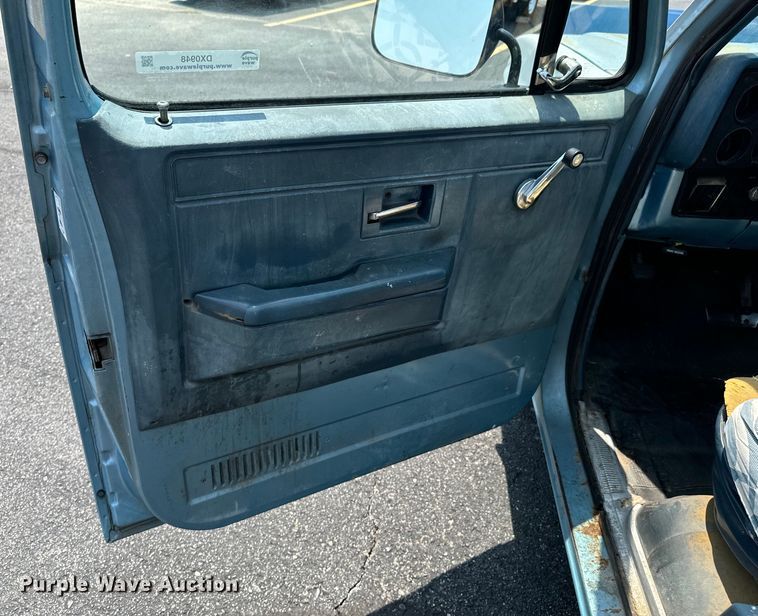 image for item DX0948 1991 Chevrolet Suburban 1500 SUV