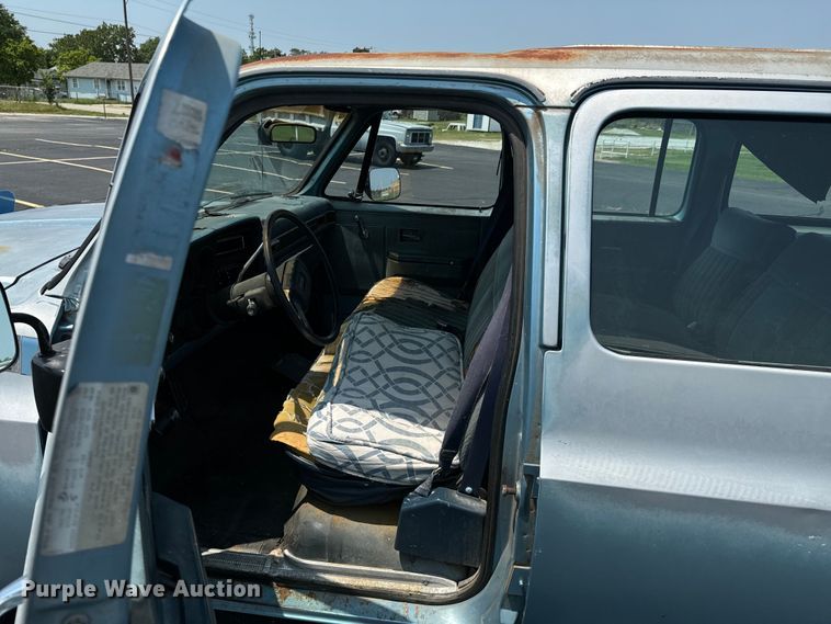 image for item DX0948 1991 Chevrolet Suburban 1500 SUV