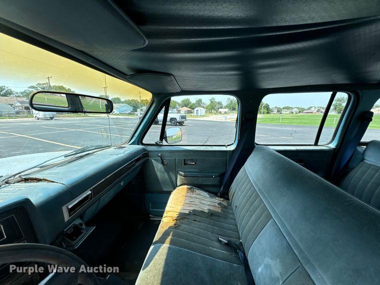 image for item DX0948 1991 Chevrolet Suburban 1500 SUV