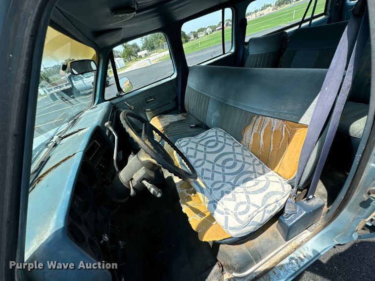 image for item DX0948 1991 Chevrolet Suburban 1500 SUV