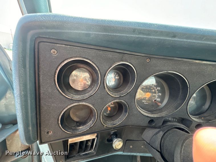 image for item DX0948 1991 Chevrolet Suburban 1500 SUV