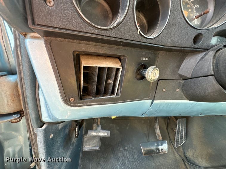 image for item DX0948 1991 Chevrolet Suburban 1500 SUV