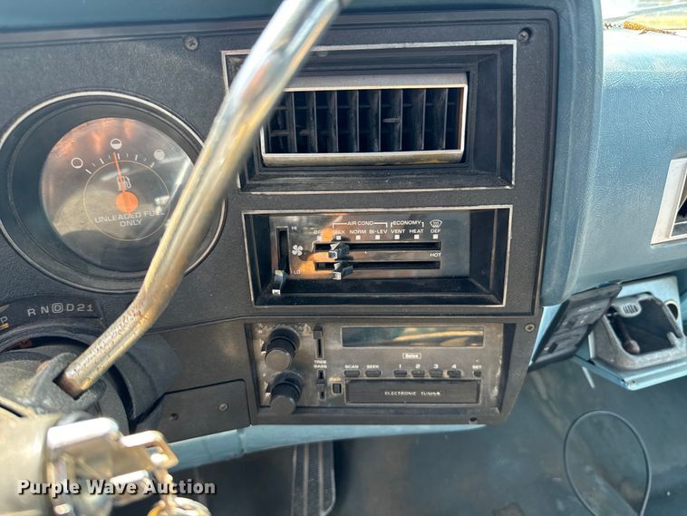 image for item DX0948 1991 Chevrolet Suburban 1500 SUV