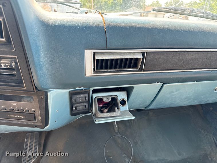 image for item DX0948 1991 Chevrolet Suburban 1500 SUV