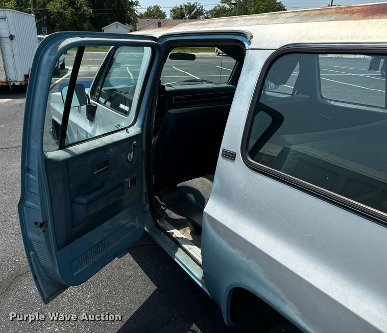 image for item DX0948 1991 Chevrolet Suburban 1500 SUV
