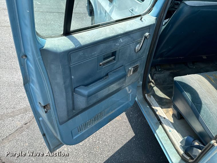 image for item DX0948 1991 Chevrolet Suburban 1500 SUV