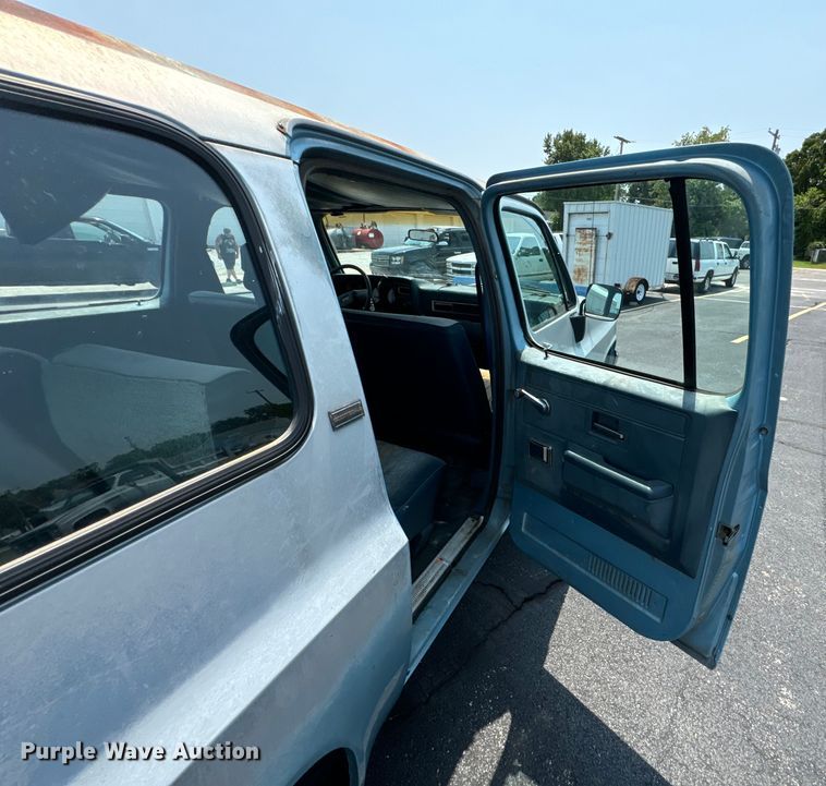 image for item DX0948 1991 Chevrolet Suburban 1500 SUV