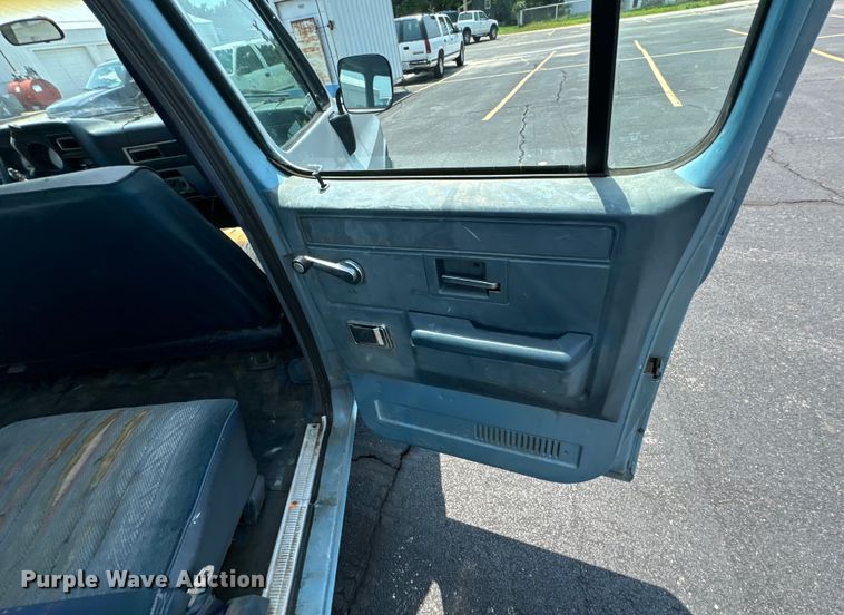 image for item DX0948 1991 Chevrolet Suburban 1500 SUV