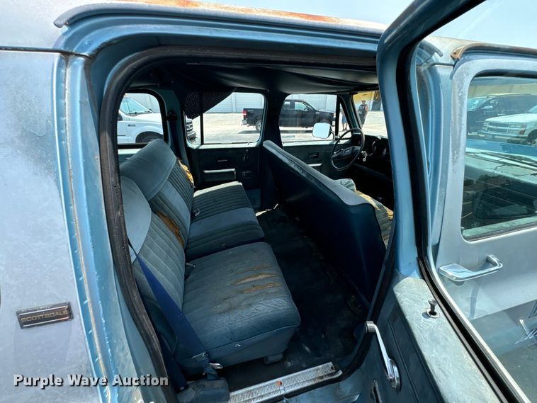 image for item DX0948 1991 Chevrolet Suburban 1500 SUV