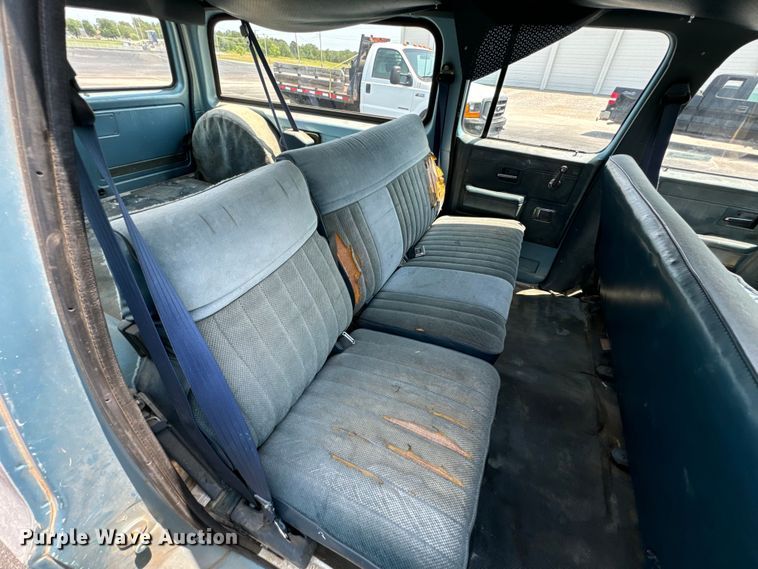 image for item DX0948 1991 Chevrolet Suburban 1500 SUV