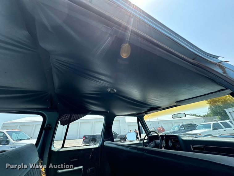 image for item DX0948 1991 Chevrolet Suburban 1500 SUV