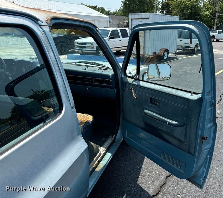 image for item DX0948 1991 Chevrolet Suburban 1500 SUV