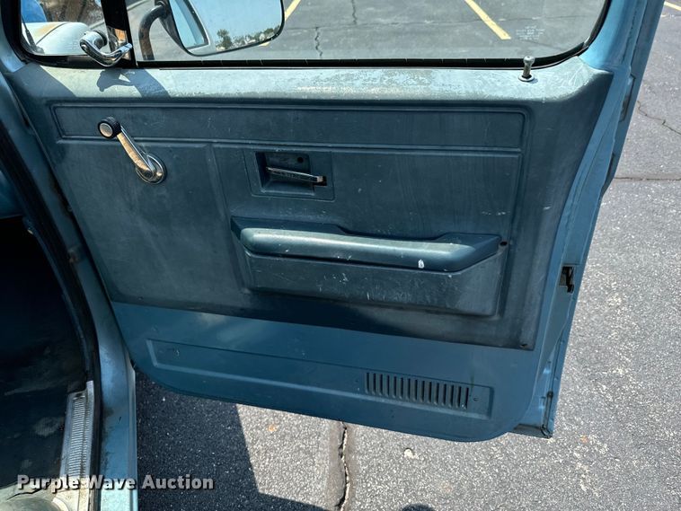 image for item DX0948 1991 Chevrolet Suburban 1500 SUV