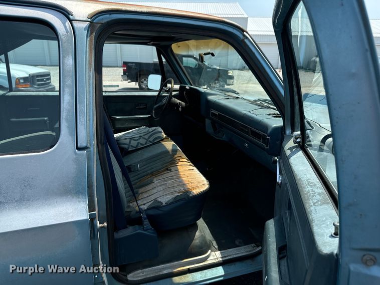 image for item DX0948 1991 Chevrolet Suburban 1500 SUV