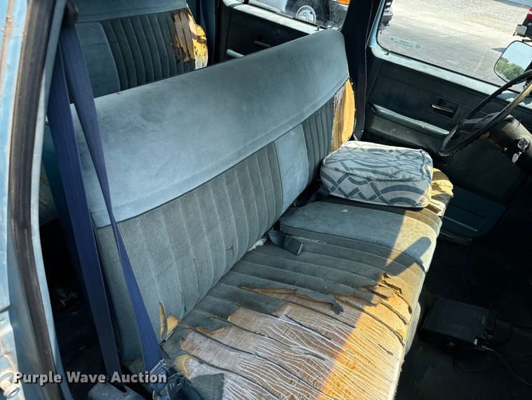 image for item DX0948 1991 Chevrolet Suburban 1500 SUV