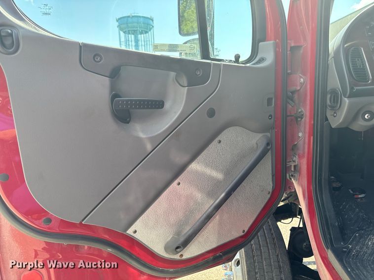 image for item EH4337 2010 Freightliner Buisness Class M2 ambulance