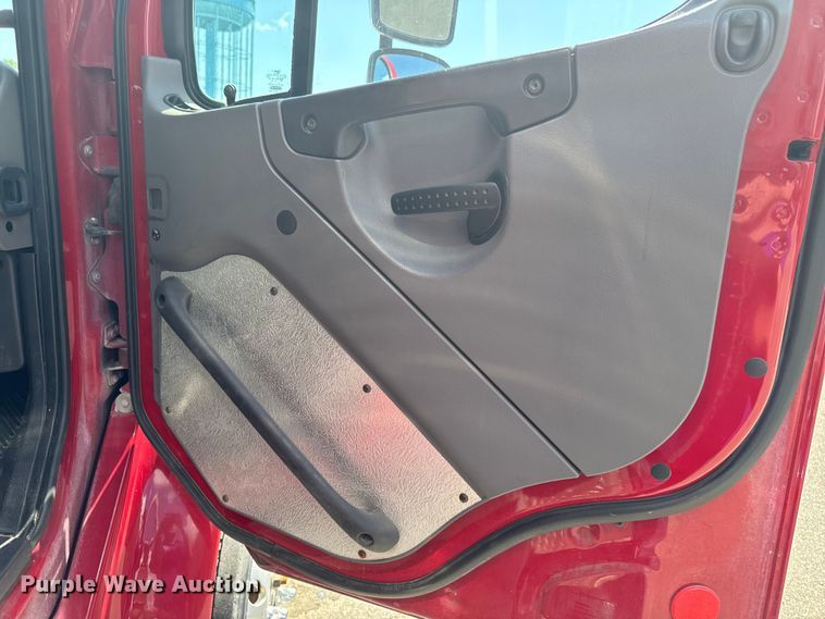 image for item EH4337 2010 Freightliner Buisness Class M2 ambulance